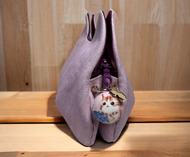 Cat shaped outlet bags