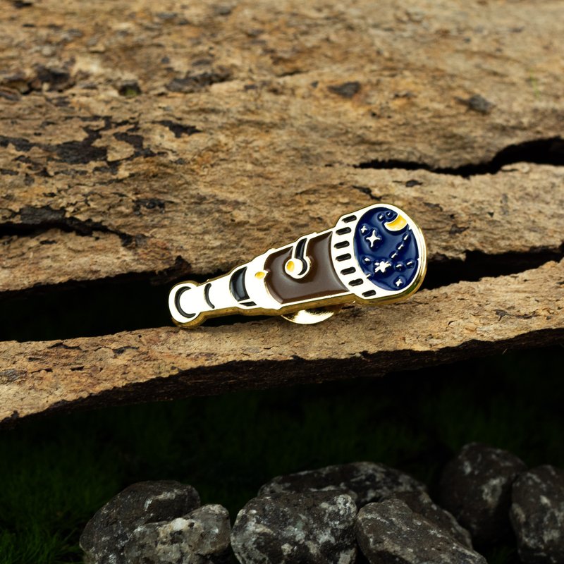 Galaxy Telescope Enamel Pin - 胸針 - 其他金屬 咖啡色