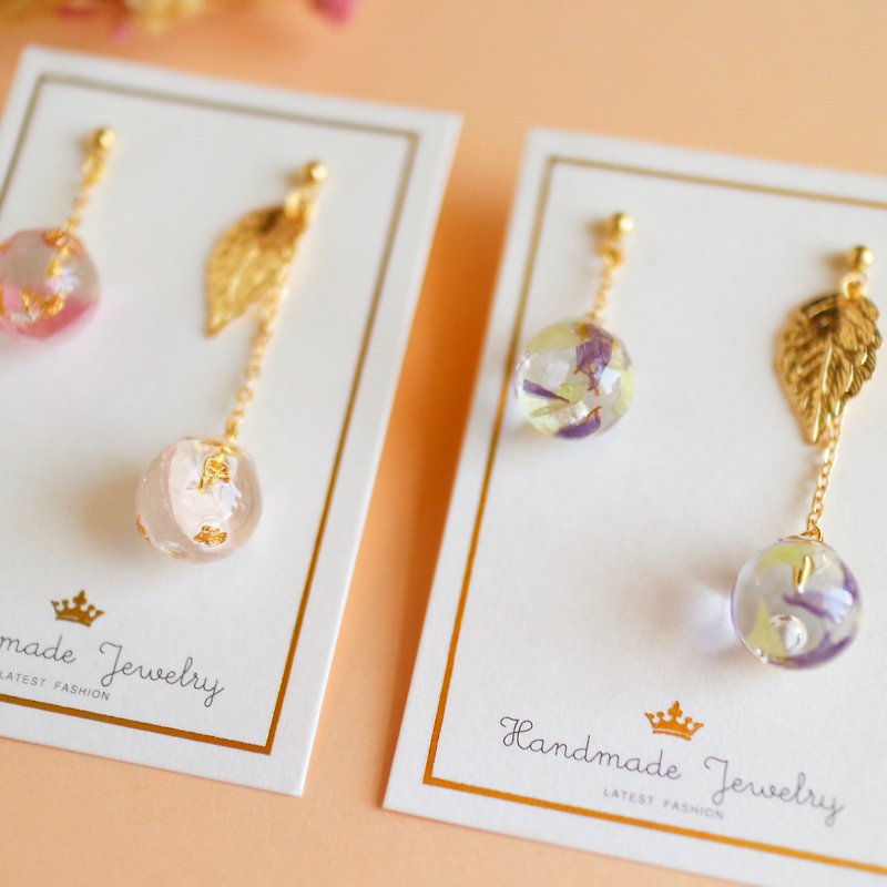 14k gold-plated dry flower eternal flower glass glass ball asymmetrical dangle earrings pink purple - ต่างหู - พืช/ดอกไม้ หลากหลายสี