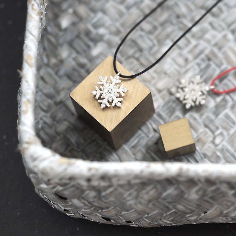 Matte Snowflake String Necklace Silver 925 - สร้อยคอ - โลหะ สีเงิน