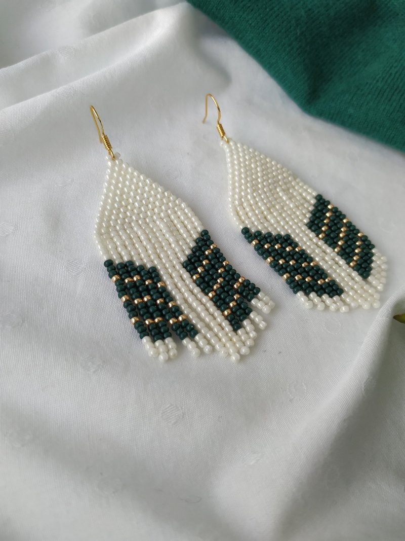 Green fringe earrings. Beaded Emerald green fringe earring. Dangle earrings - 耳環/耳夾/耳骨夾 - 玻璃 綠色