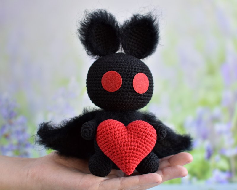 Mothman Plush with heart / Gift for Cryptozoology fan / Cute Cryptid Plush - 公仔/玩偶 - 棉．麻 黑色