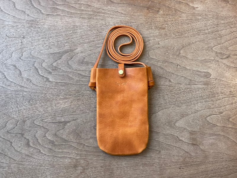 [Handmade leather goods] Cowhide mobile phone bag (camel) - Messenger Bags & Sling Bags - Genuine Leather Khaki