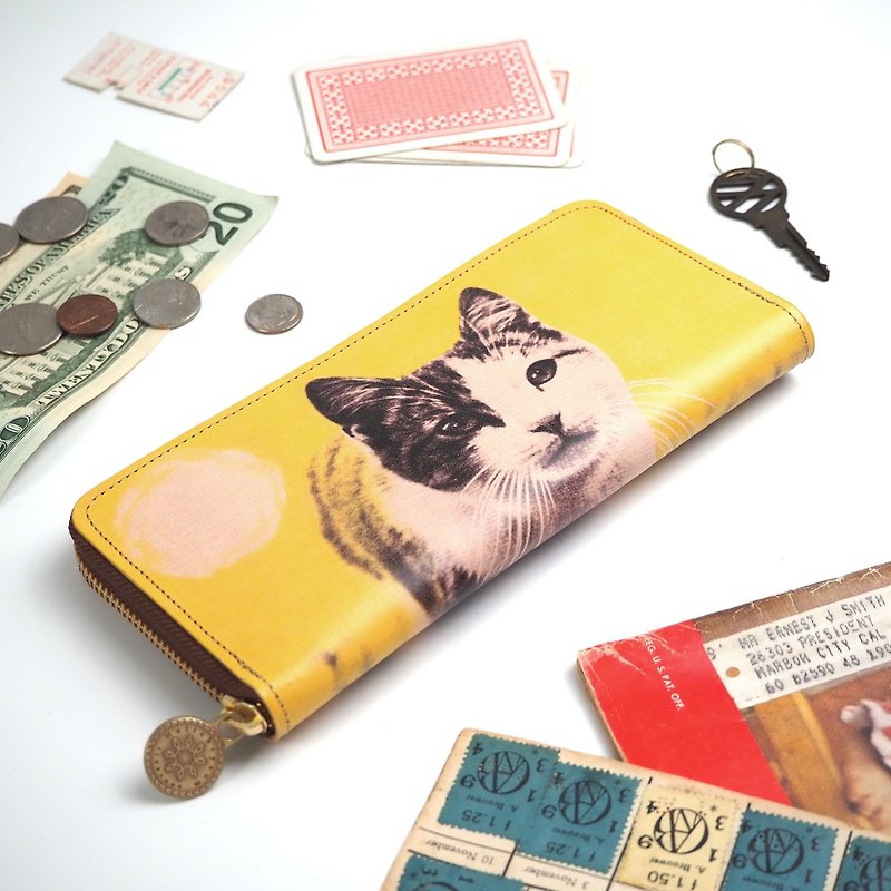 Round zipper long wallet / Cat / VINTAGE SELECTION - กระเป๋าสตางค์ - หนังแท้ สีเหลือง