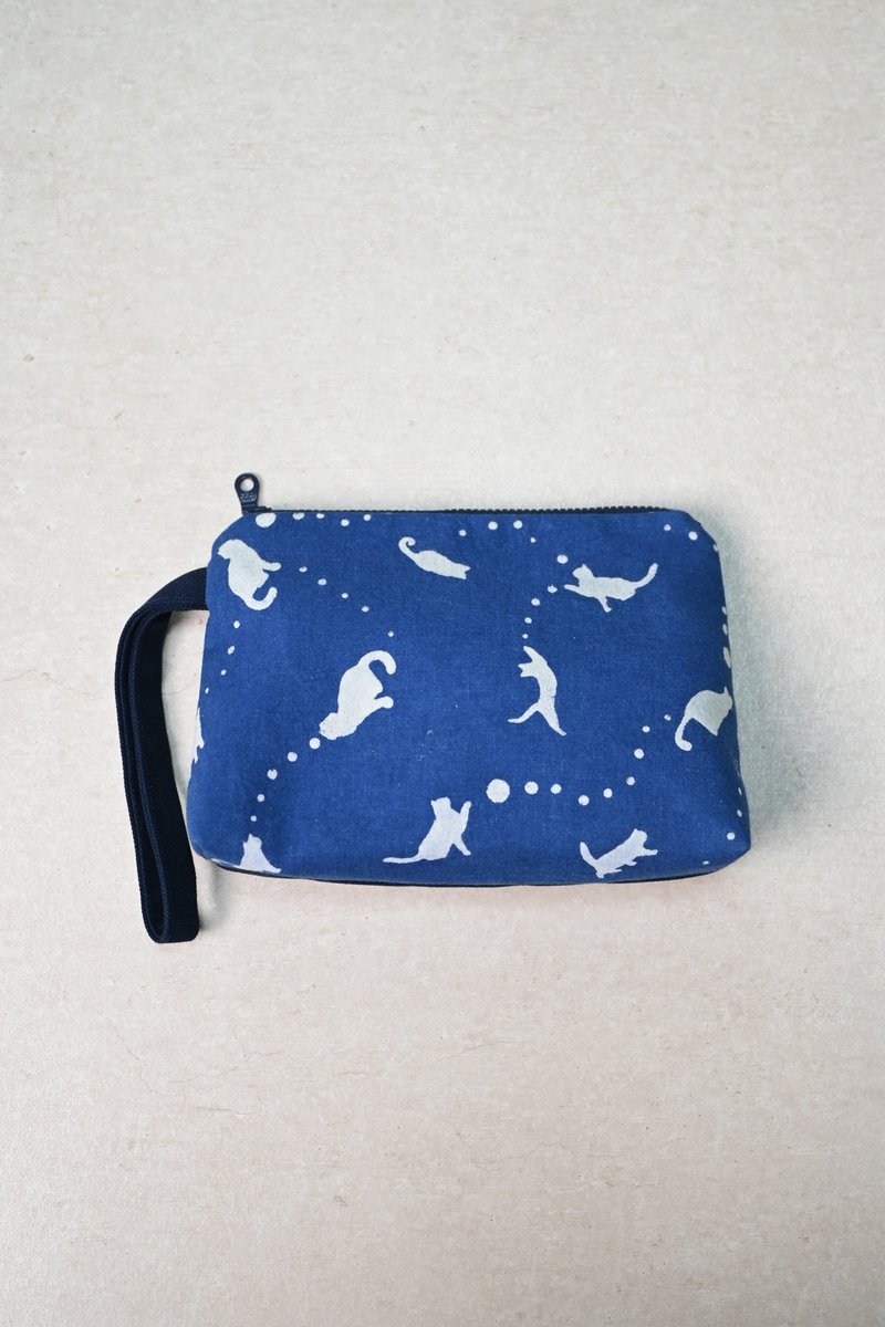 【記憶有限】藍染化妝包/收納包-貓咪 - 化妝包/收納袋 - 棉．麻 藍色