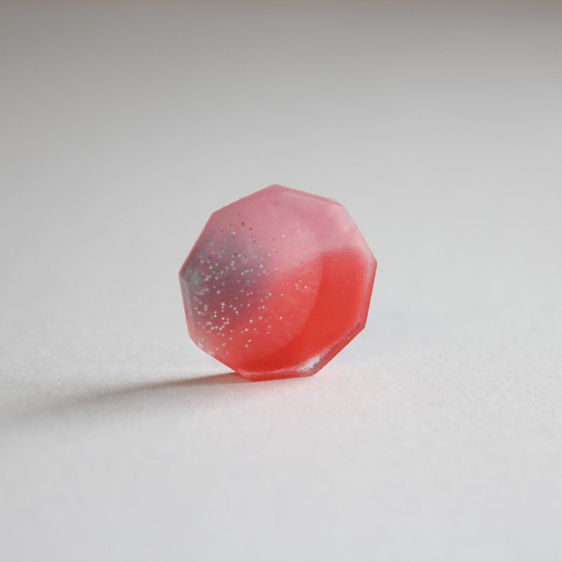 花の咲くところ/レジンピアス/バッジ/シングル-九角形 - ピアス・イヤリング - レジン ピンク