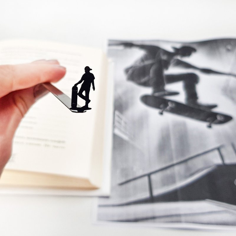 Metal Skater Bookmark – Minimalist Steel Page Marker with Gift Block - 書籤 - 其他金屬 黑色