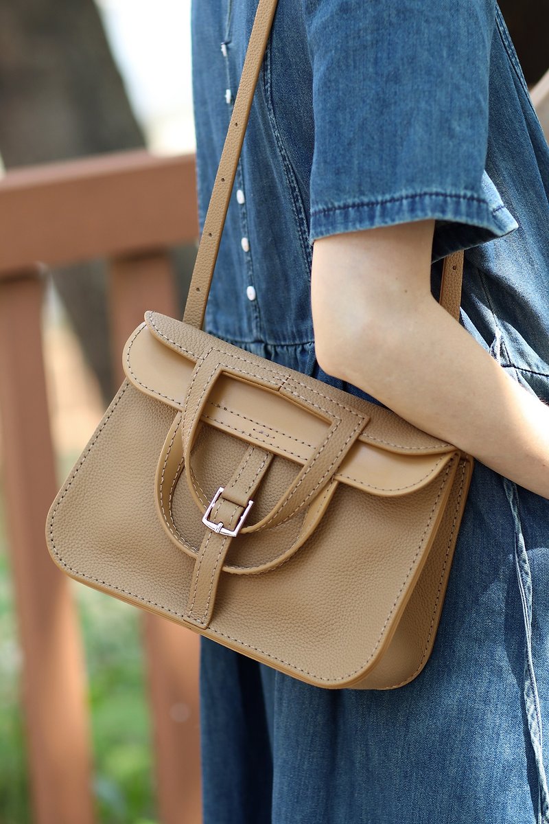 Handmade genuine leather top-layer Pizan bag commuting shoulder crossbody portable three-purpose bag sand brown - กระเป๋าแมสเซนเจอร์ - หนังแท้ สีกากี