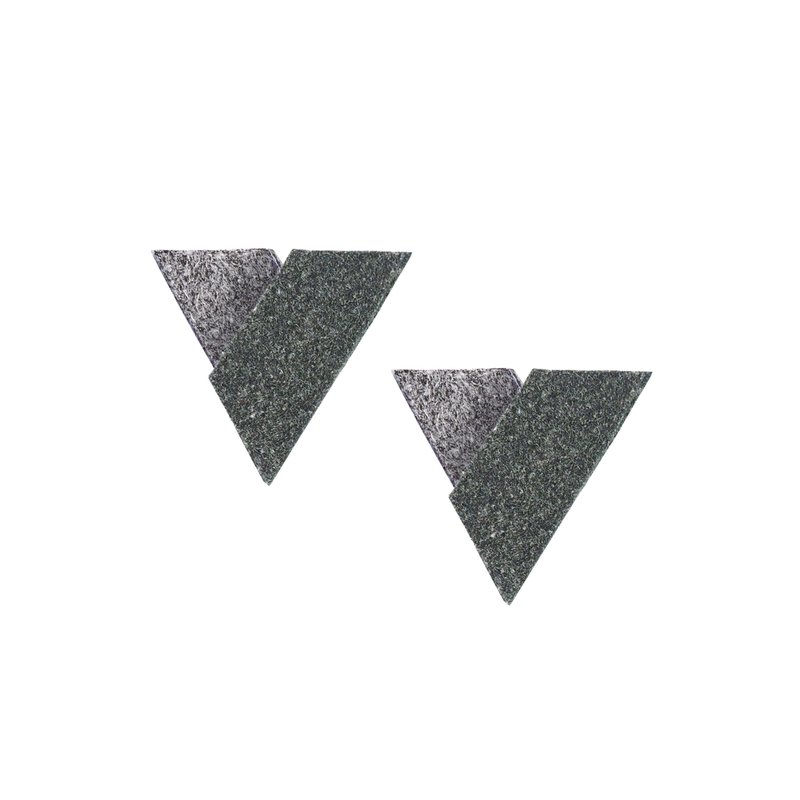 【Camouflage系列】愛心V耳環 綠色 - 耳環/耳夾/耳骨夾 - 其他人造纖維 灰色