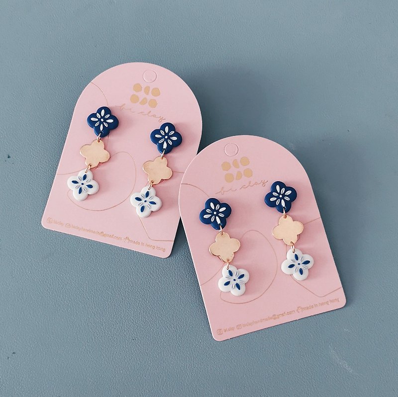 bi tile//Blue and white tile four-leaf clover shaped long handmade soft clay earrings - Earrings & Clip-ons - Clay Blue