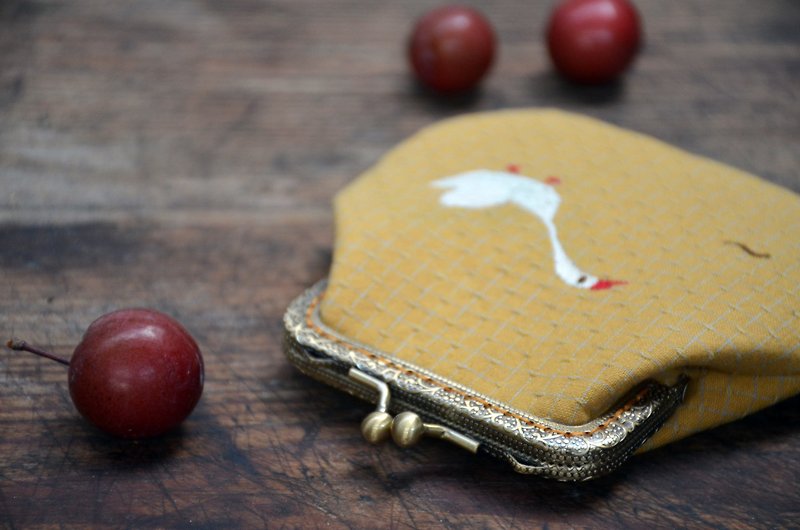 [Small double 囍] handmade cloth original gold hand embroidered purse - catch white geese - Coin Purses - Cotton & Hemp Orange