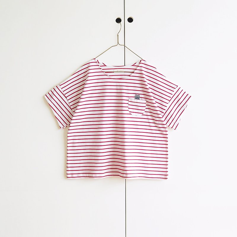 cat spirit pocket striped t-shirt : red × white - เสื้อยืดผู้หญิง - เส้นใยสังเคราะห์ สีแดง