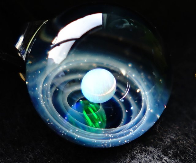 凄く綺麗なグリーンのオパールの入った宇宙ガラス。 凄く綺麗なグリーンのオパールの入った宇宙ガラス。