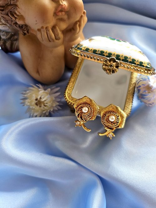 Hale黑爾典藏西洋古董 啞光花瓣纏繞金絲珍珠萊茵夾式耳環/vintage美國西洋古董飾品