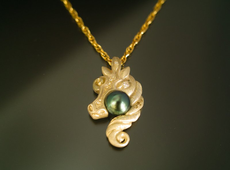 YOKAI Horse Pendant Top Sagari 10K YG with South Sea Pearl x Moissanite - 項鍊 - 珍珠 金色