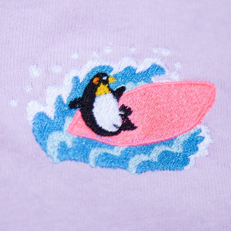Penguins Surfing Embroidery T-shirt Unisex S ~ XXL - เสื้อยืดผู้หญิง - ผ้าฝ้าย/ผ้าลินิน สีม่วง
