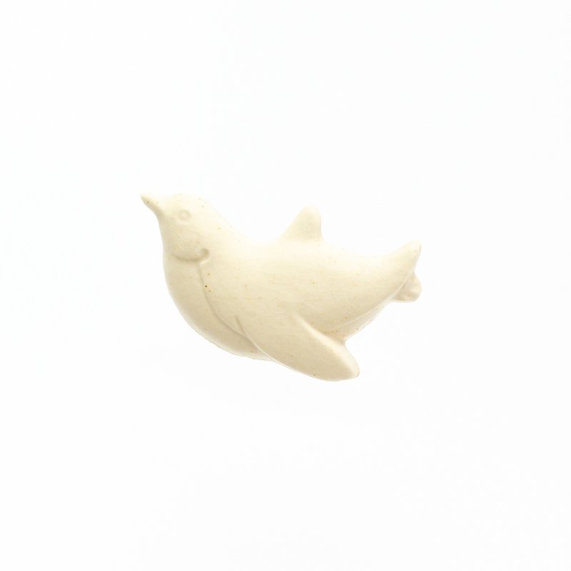 陶器ブローチ　(泳)ペンギン(生成り) - 胸針/心口針 - 陶 白色