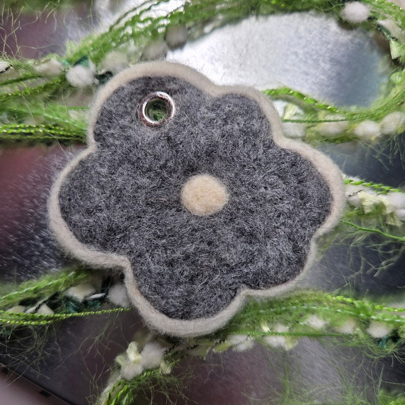 Floral Set - Wool Felt Flower Charm & Hand-Knitted Yarn Hair Tie - เครื่องประดับผม - วัสดุอื่นๆ สีเทา