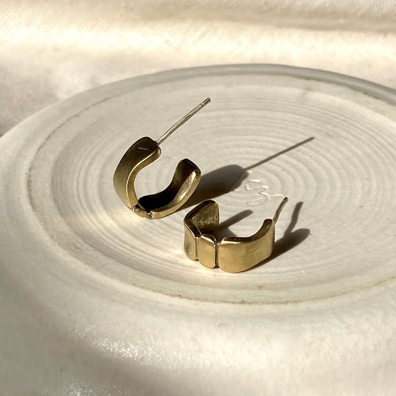 老林雜貨 | C字黃銅耳環 (針式 / 夾式) - 耳環/耳夾 - 銅/黃銅 金色