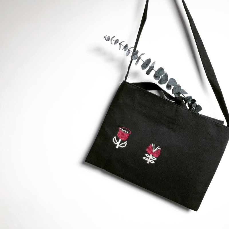 客製化日系型格和式小花刺繡斜背小布袋 - 側背包/斜背包 - 繡線 紅色