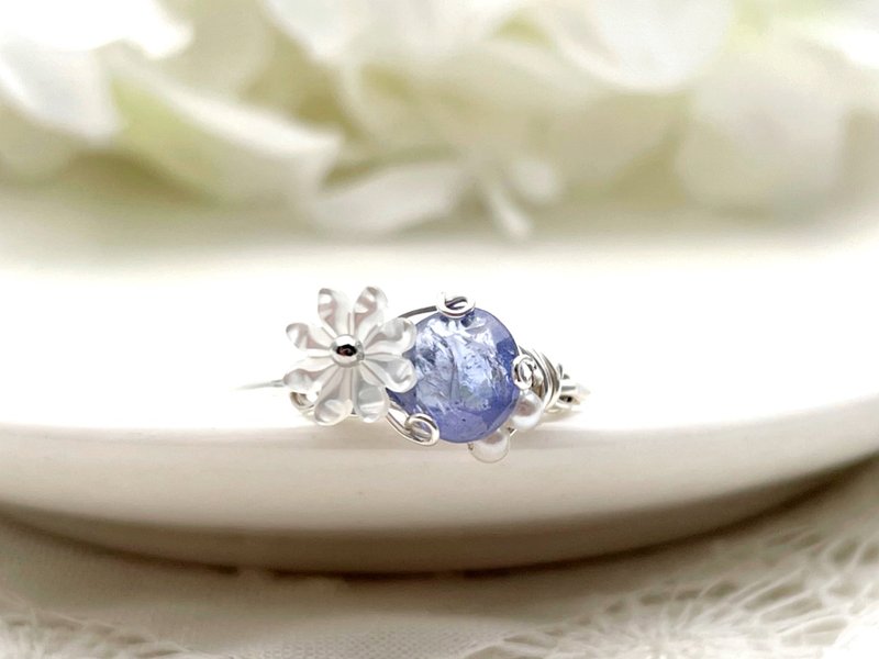 Maries garden - Tanzanite and white pearl wire ring - แหวนทั่วไป - เครื่องเพชรพลอย สีน้ำเงิน