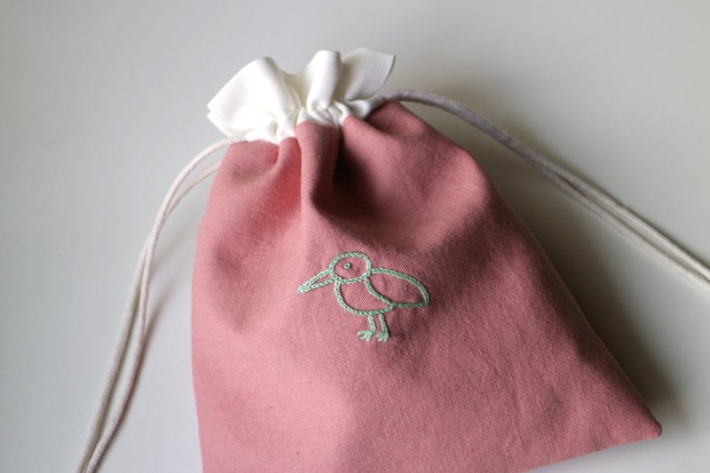 Hand embroidered drawstring pocket/pink bird - กระเป๋าเครื่องสำอาง - ผ้าฝ้าย/ผ้าลินิน สึชมพู