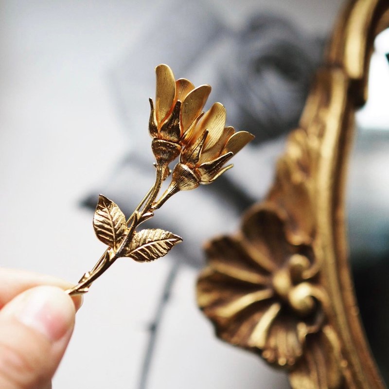 Retro rose-shaped metal brooch/pin - Brooches - Other Metals Gold