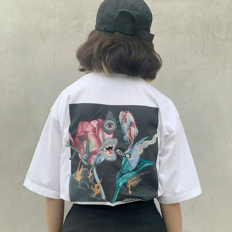 White Cotton T-Shirt Flower Printed Embroidered Graphic Design - 女 T 恤 - 棉．麻 白色