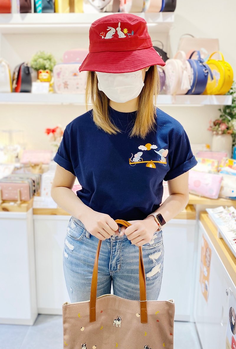 SHUKI 刺繡大耳象與小鼠寶 繡花短袖T恤 (深藍色) - T 恤 - 棉．麻 藍色