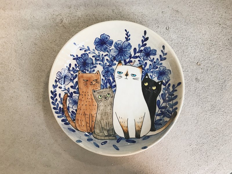 VILAN cat hand-painted plate / Kathi and the gang / 10 inch - 壁貼/牆壁裝飾 - 陶 多色
