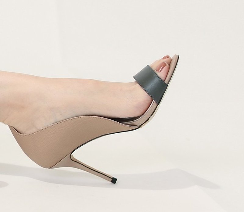 Beautiful arc very simple side of the fine high-heeled leather sandals bare gray - รองเท้ารัดส้น - หนังแท้ สีกากี