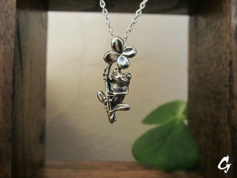 Frog pendant grabbed by flower lover - สร้อยคอ - เงินแท้ 