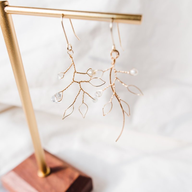 / Leaf / asymmetric leaf earrings - Earrings & Clip-ons - Resin Transparent