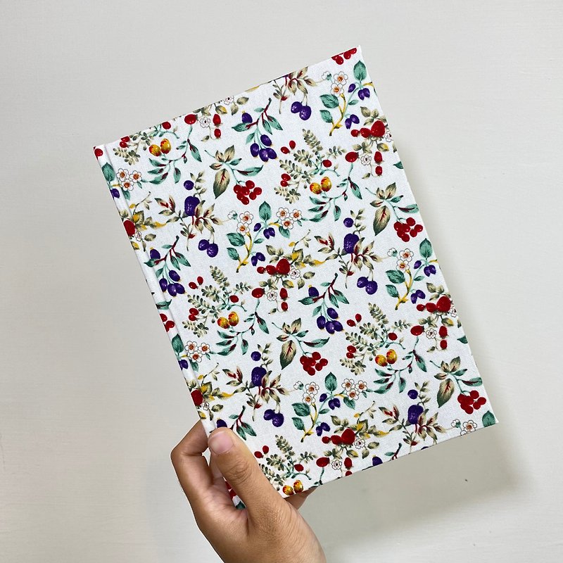 Japanese Berry Flower A5/A6-Handbook/Notebook/Blank Handbook Hardcover Notebook Non-timed Handbook - สมุดบันทึก/สมุดปฏิทิน - ผ้าฝ้าย/ผ้าลินิน ขาว