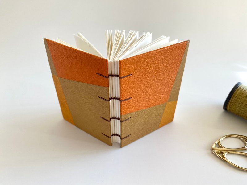 Coptic binding notebook A7 / Leather - สมุดบันทึก/สมุดปฏิทิน - หนังแท้ สีส้ม