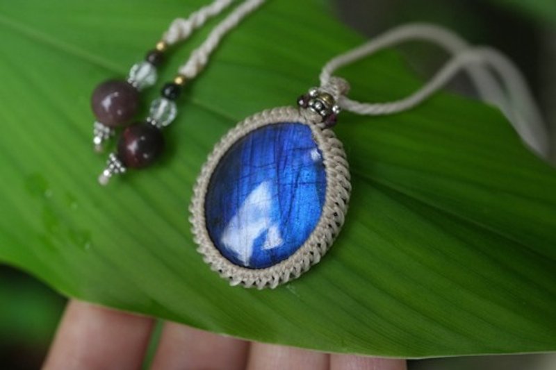 Extremely blue Labradorite macrame necklace 1643 - Necklaces - Gemstone Blue