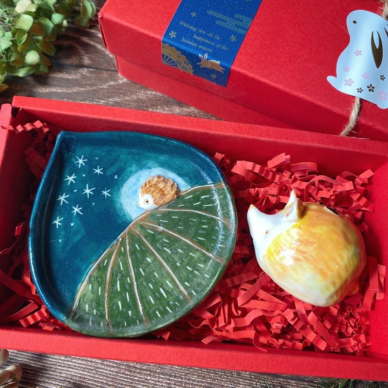 [Mid-Autumn Festival Gift Box] Egg Yolk Crisp/Taro Crisp Porcelain Doll + Hedgehog Plate Set Handmade Ceramics - จานและถาด - เครื่องลายคราม สีส้ม