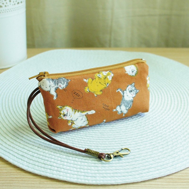 Lovely Japanese cloth [Shiba Inu sleeping zipper key case, coffee] can hold about 7 keys - ที่ห้อยกุญแจ - ผ้าฝ้าย/ผ้าลินิน สีนำ้ตาล