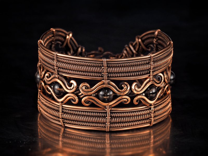 Copper wire wrapped smoky quartz bracelet Unique bangle 7th Wedding Anniversary - สร้อยข้อมือ - เครื่องเพชรพลอย สีเทา