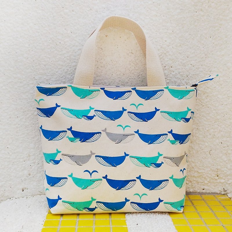 Whale spray zipper tote bag - กระเป๋าถือ - ผ้าฝ้าย/ผ้าลินิน สีน้ำเงิน