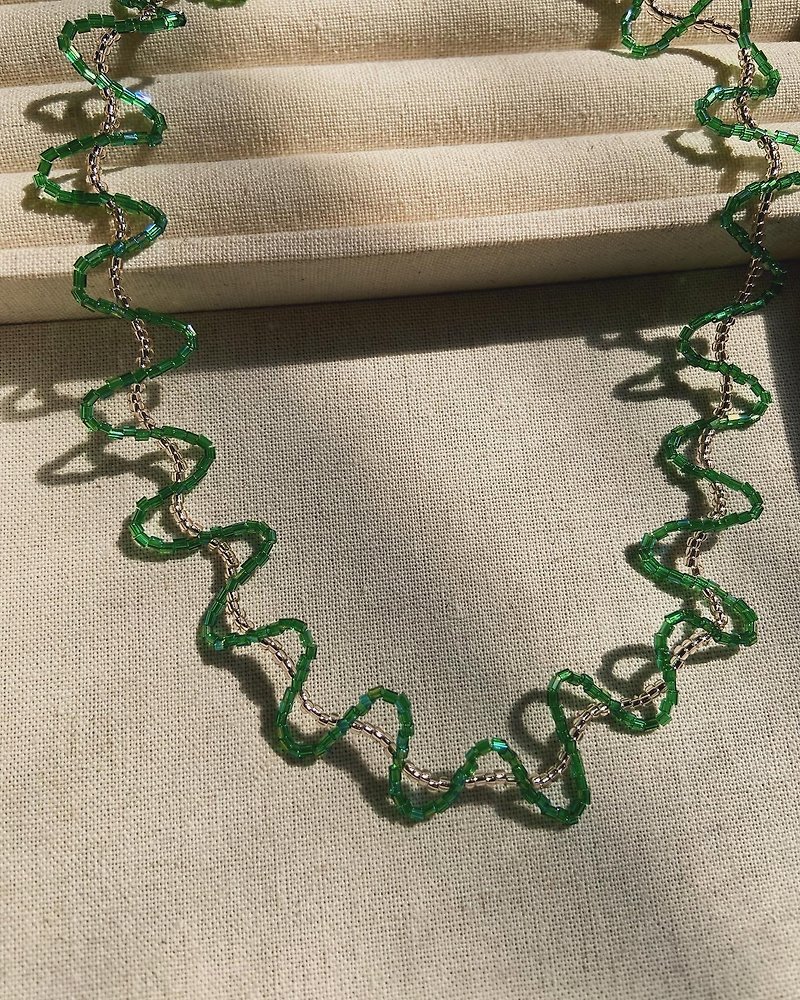 Interlaced wave beaded necklace handmade necklace - สร้อยคอ - วัสดุอื่นๆ สีเขียว