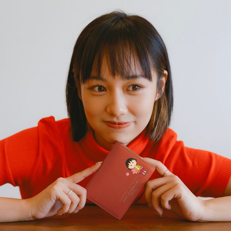 【PRE-ORDER】Samuel Ashley x Chibi Maruko Chan Bi-fold Leather Wallet - Brick Red - กระเป๋าสตางค์ - หนังแท้ สีแดง