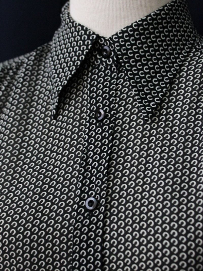 【RE0608T061】 simple black geometric figure short-sleeved ancient shirt - special - เสื้อเชิ้ตผู้หญิง - เส้นใยสังเคราะห์ สีดำ