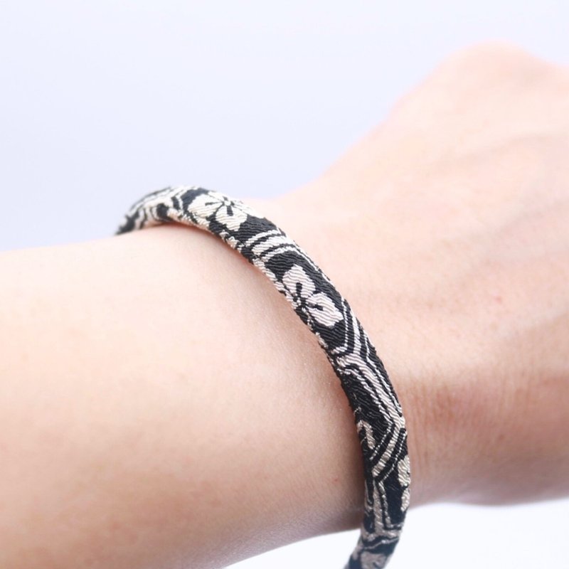 Japanese Handmade Chirimen Bracelet – Black × White Traditional Pattern - Bracelets - Cotton & Hemp 