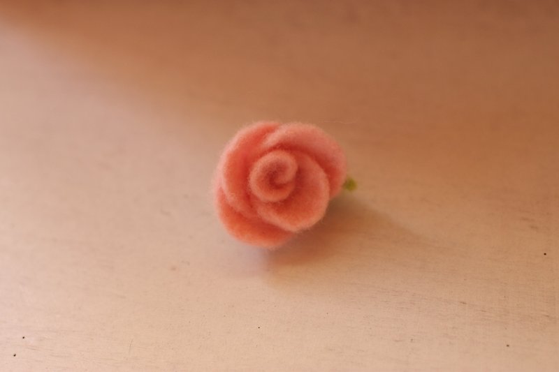 迷你玫瑰胸針 淡粉紅 訂製款 需訂作 - 胸針 - 羊毛 粉紅色