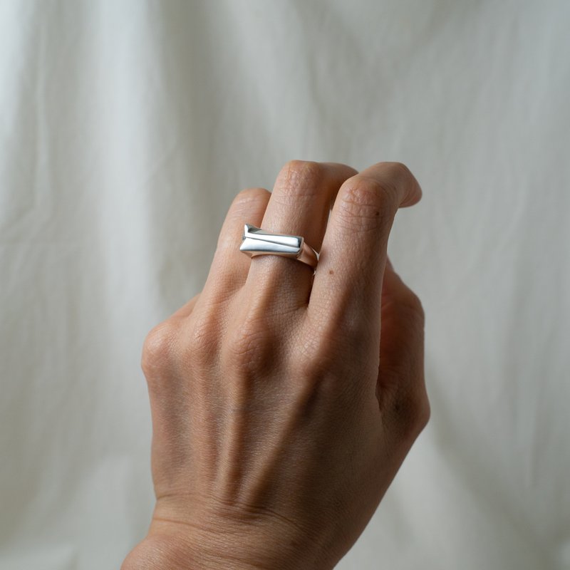Elegantly Crafted Geometric Silver Signet Rings for a more contemporary Style - 戒指 - 純銀 銀色