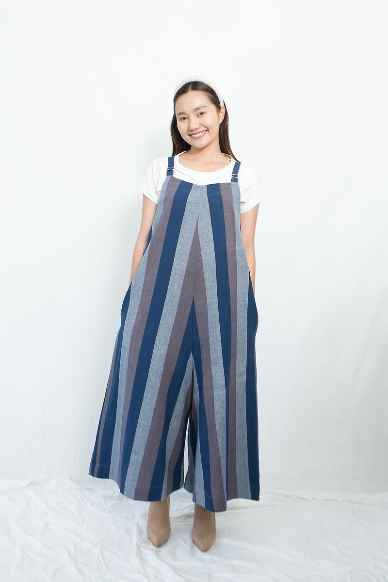 Bib pants made of handwoven cotton in natural color. - 工人褲/吊帶褲 - 棉．麻 藍色
