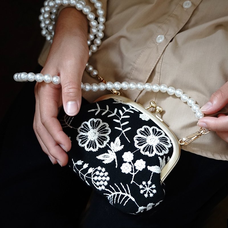 Classic embroidered pearl small storage cross- kiss lock bag - กระเป๋าแมสเซนเจอร์ - ผ้าฝ้าย/ผ้าลินิน 