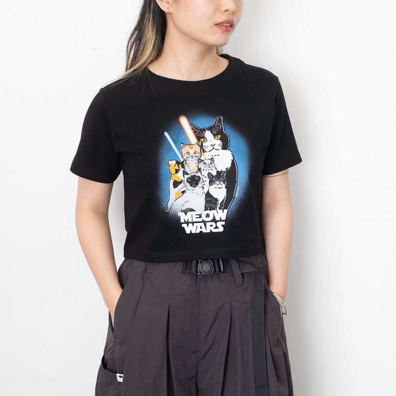 【GOOD DAY】MEOW WARS Graphic Cropped Tee - Black//White (ZT1408) - เสื้อผู้หญิง - ผ้าฝ้าย/ผ้าลินิน สีดำ