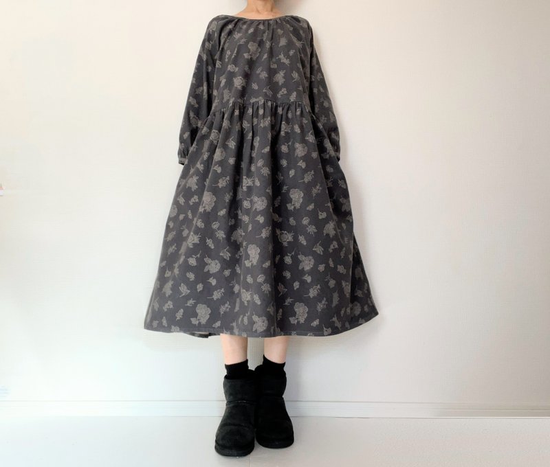 クラシカルな小鳥と草花柄　あったかコーデュロイ　大人のナチュラル長袖ワンピース　ポケット付　綿100　チャコールグレー - ワンピース - コットン・麻 ブラック